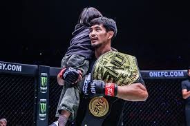 贵州小伙陈治龙 挑战5.6世界巅峰难度李四光跳成功 全场沸腾了＂