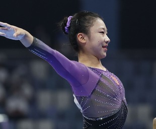 利物浦发角球期间 萨拉赫和亨德森聊了很久